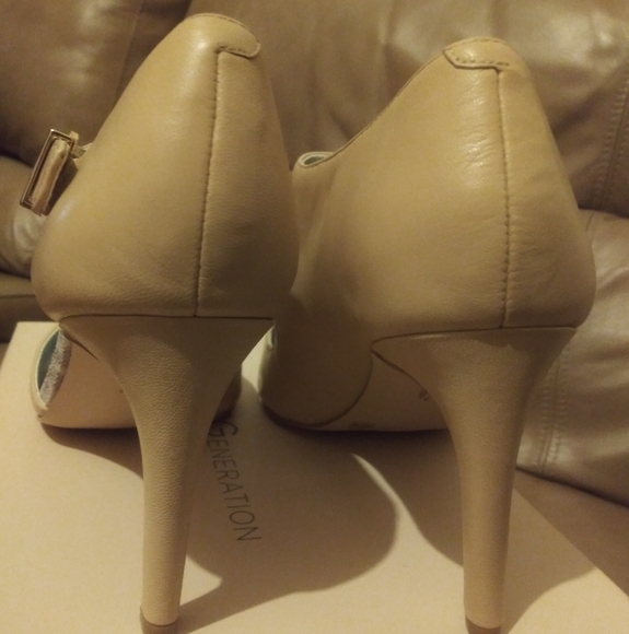 NWT ladies leather pumps. - Picture 3 of 9
